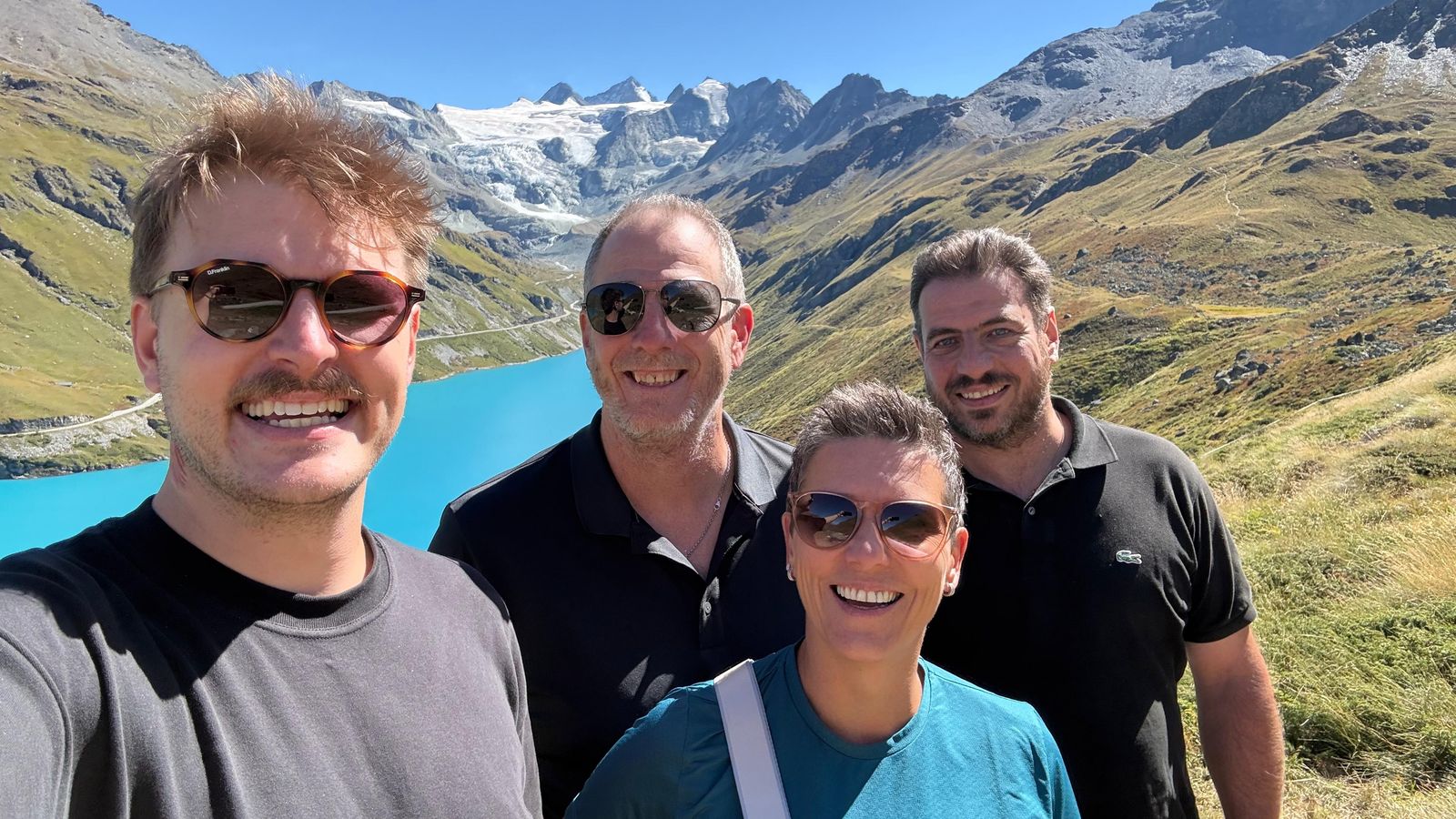 L’équipe Workswell devant le lac de Moiry, le glacier et les sommets du val d’Anniviers en arrière-plan