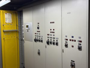 Armoire électrique de régulation MCR/GTB avec interrupteurs et automates