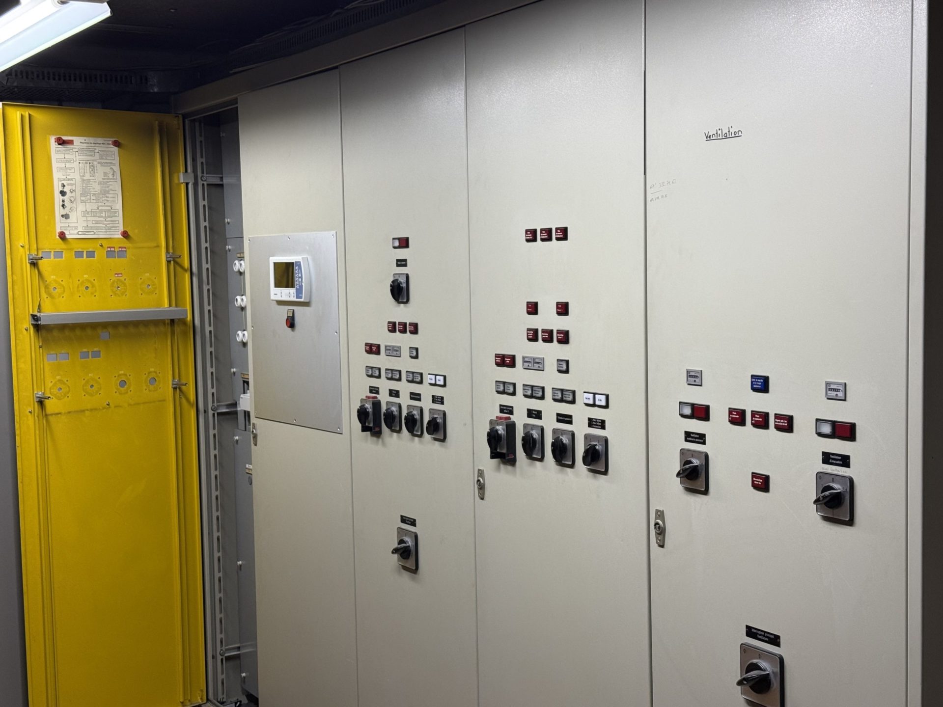 Armoire électrique de régulation MCR/GTB avec interrupteurs et automates